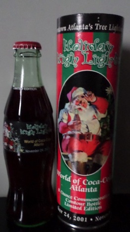 2001-2084 € 70,00 coca cola flesje 8oz Holiday High lights world of Coca Cola Atlanta 24-11-2001 afb. kerstman  koker.jpeg